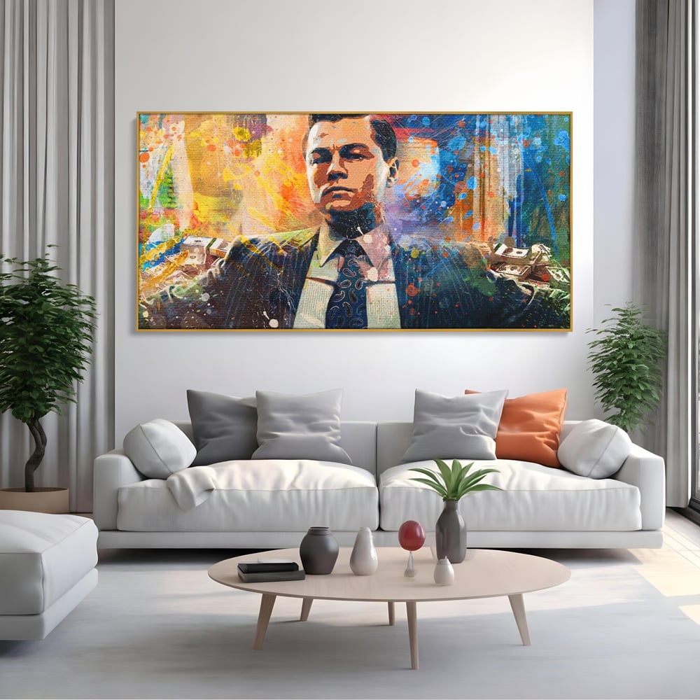 Tablou canvas cu tablou canvas cu leonardo dicaprio si bani, in rama de aluminiu auriu, pe perete intr-un living